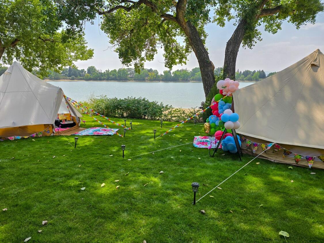 Foothills Picnics offers Fort Collins luxury picnics for dates, birthdays, engagements, anniversaries, and everything in-between. Perfect for couples, friends, and groups.