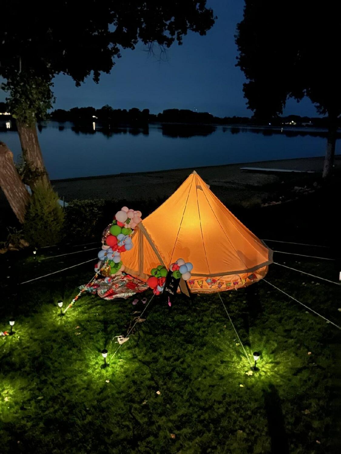 Foothills Picnics offers Fort Collins luxury picnics for dates, birthdays, engagements, anniversaries, and everything in-between. Perfect for couples, friends, and groups.