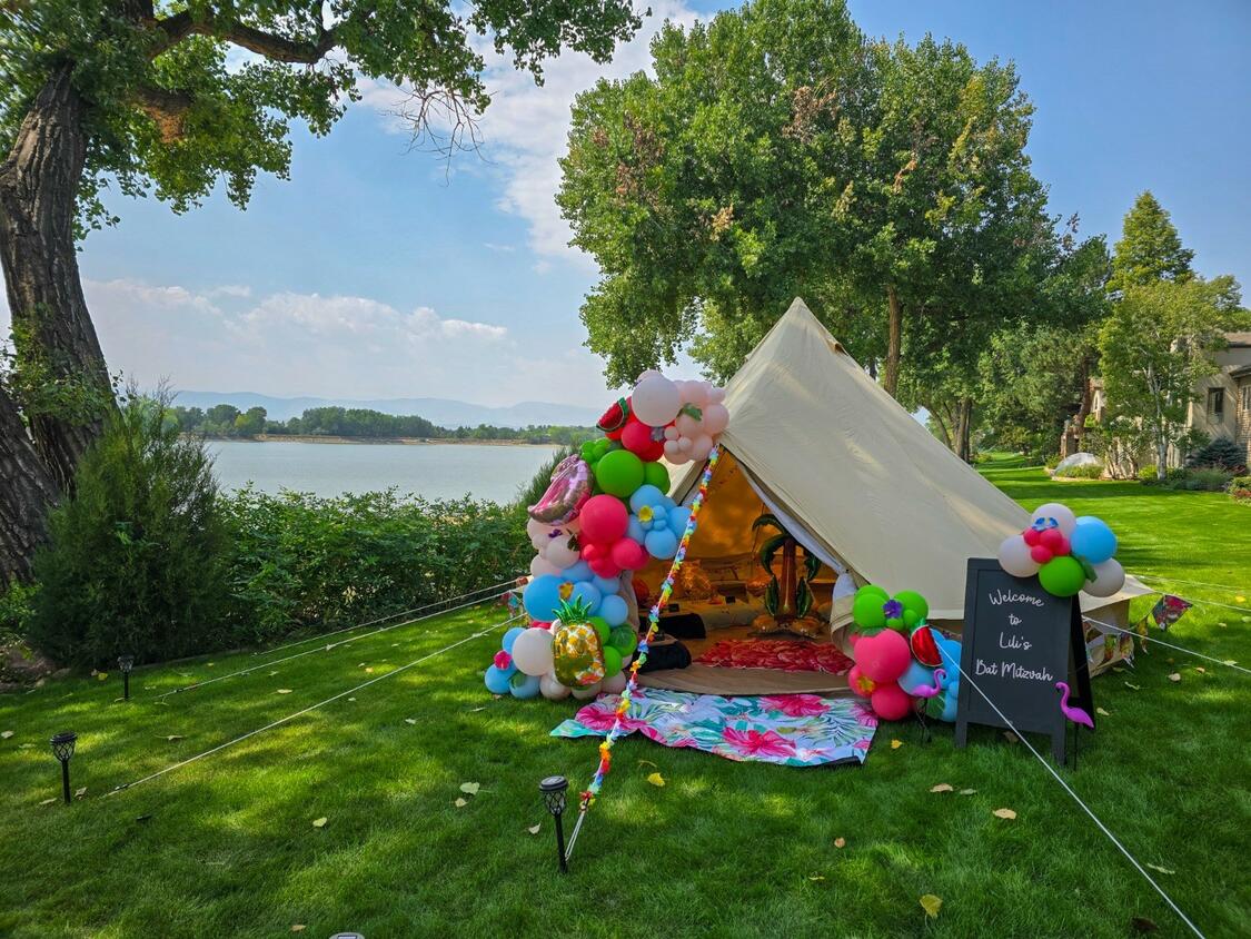 Foothills Picnics offers Fort Collins luxury picnics for dates, birthdays, engagements, anniversaries, and everything in-between. Perfect for couples, friends, and groups.