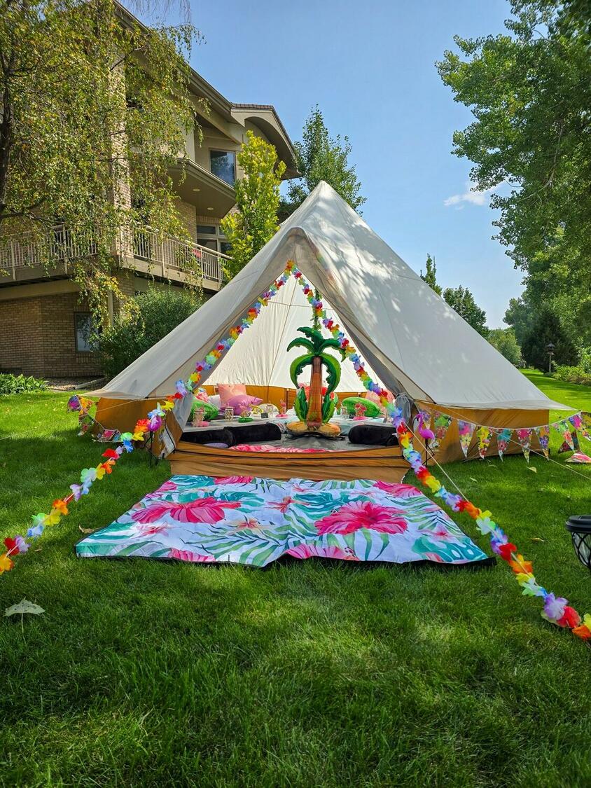 Foothills Picnics offers Fort Collins luxury picnics for dates, birthdays, engagements, anniversaries, and everything in-between. Perfect for couples, friends, and groups.