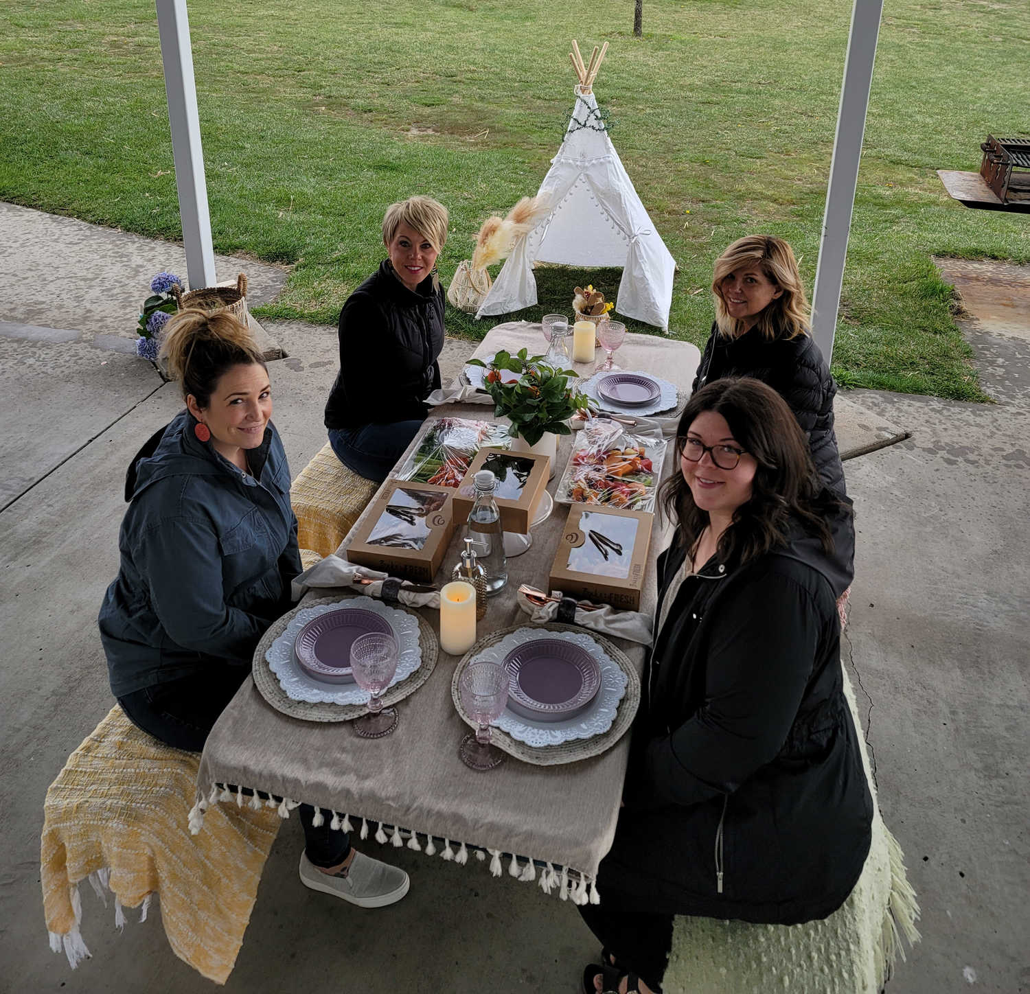 Foothills Picnics offers Fort Collins luxury picnics for dates, birthdays, engagements, anniversaries, and everything in-between. Perfect for couples, friends, and groups.