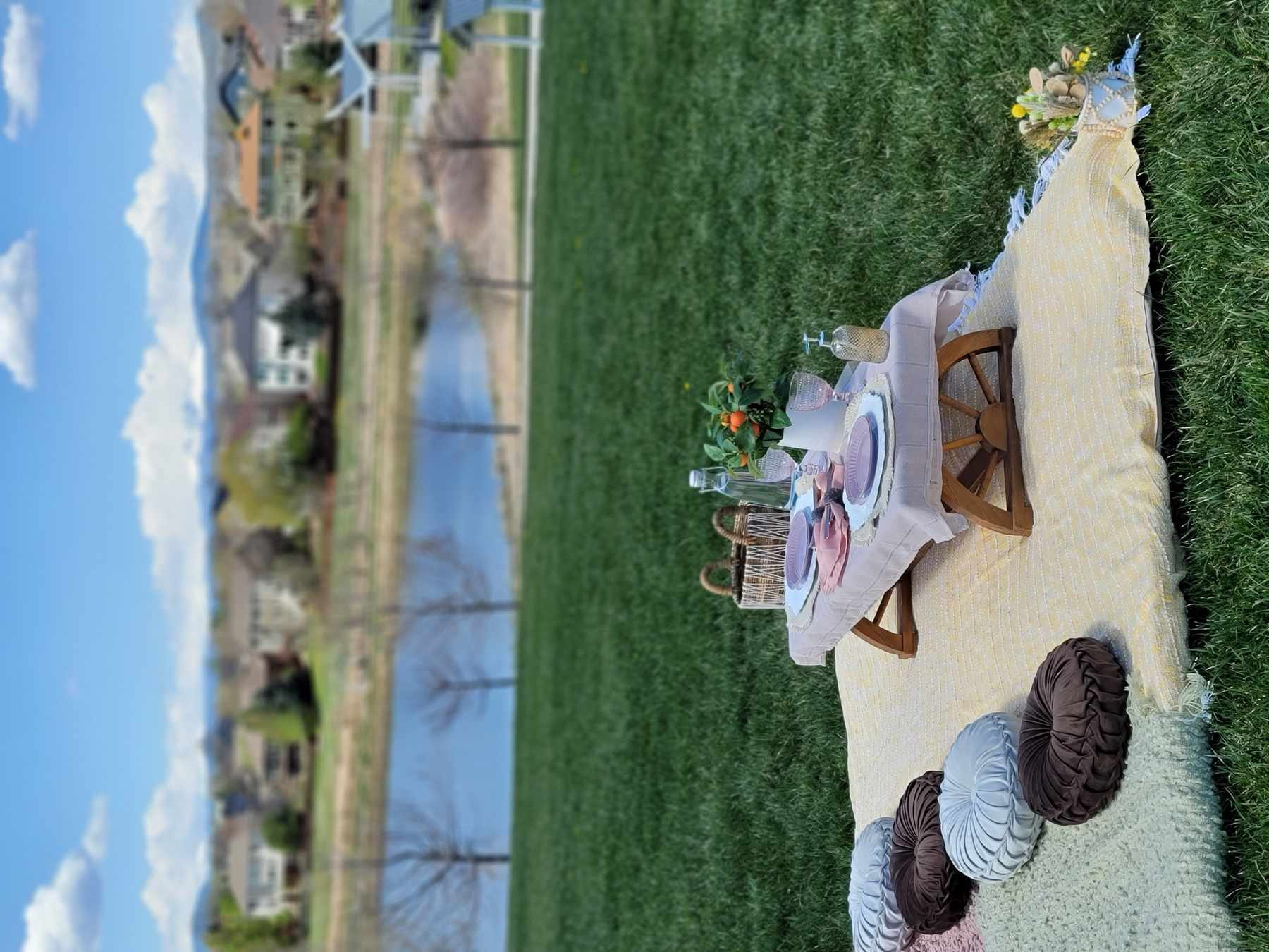 Foothills Picnics offers Fort Collins luxury picnics for dates, birthdays, engagements, anniversaries, and everything in-between. Perfect for couples, friends, and groups.
