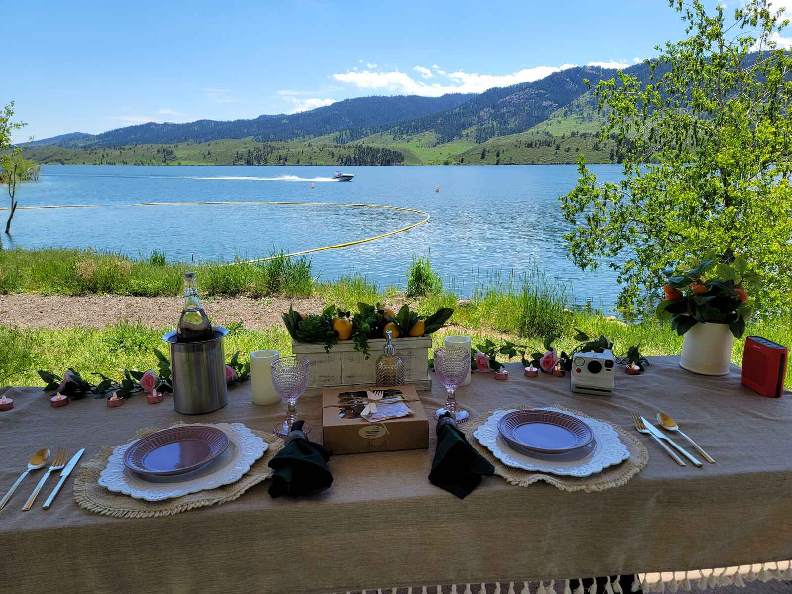 Foothills Picnics offers Fort Collins luxury picnics for dates, birthdays, engagements, anniversaries, and everything in-between. Perfect for couples, friends, and groups.