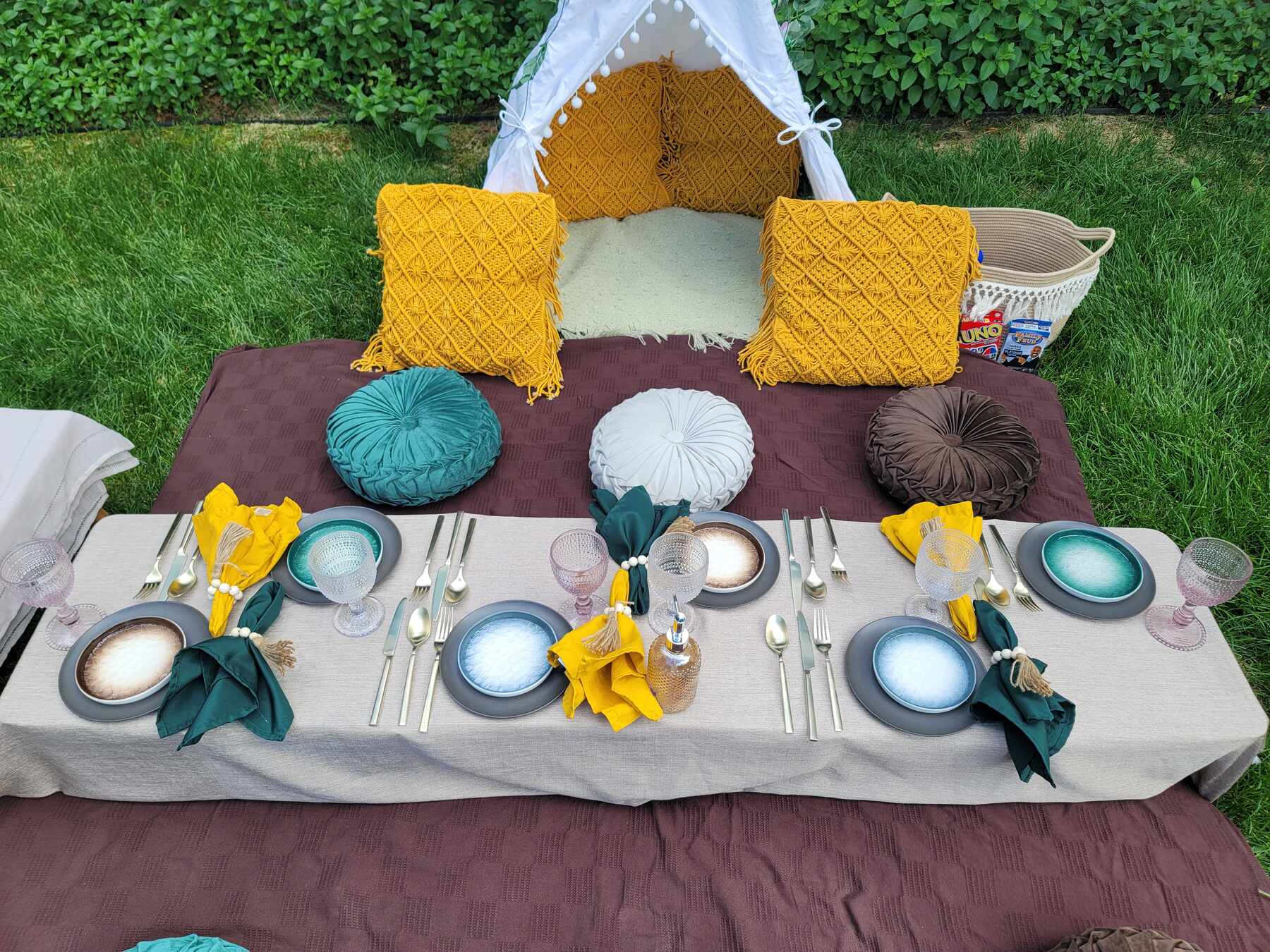 Foothills Picnics offers Fort Collins luxury picnics for dates, birthdays, engagements, anniversaries, and everything in-between. Perfect for couples, friends, and groups.