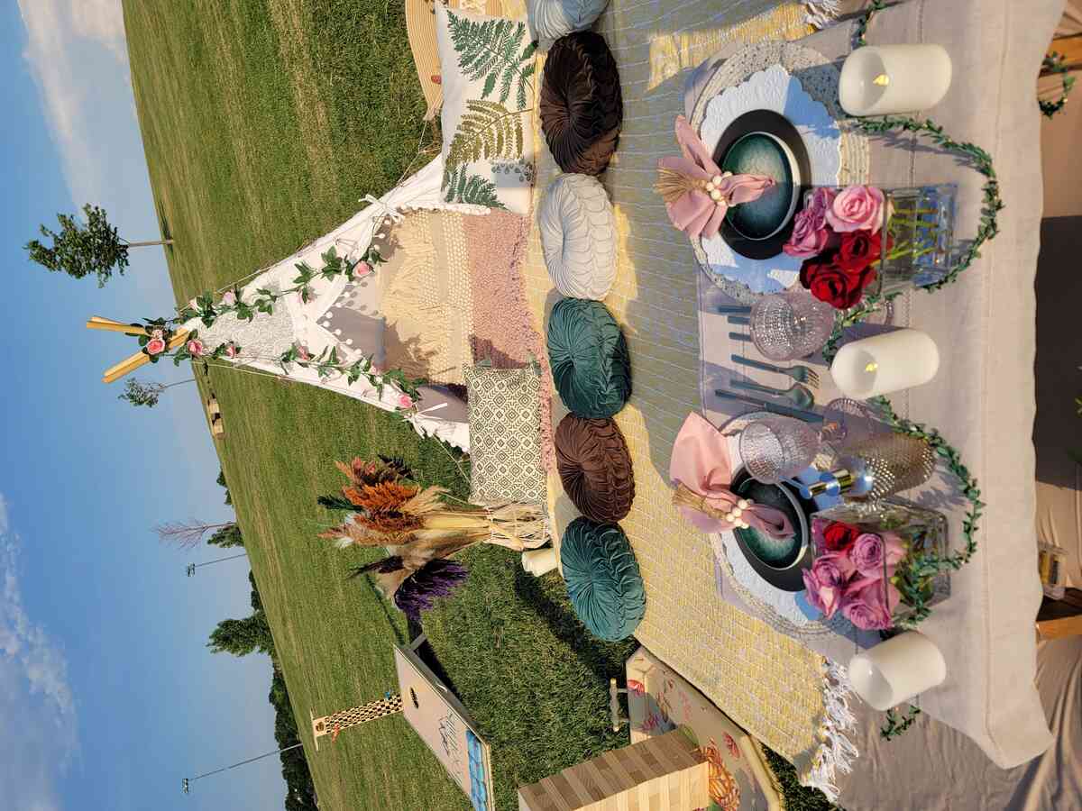 Foothills Picnics offers Fort Collins luxury picnics for dates, birthdays, engagements, anniversaries, and everything in-between. Perfect for couples, friends, and groups.