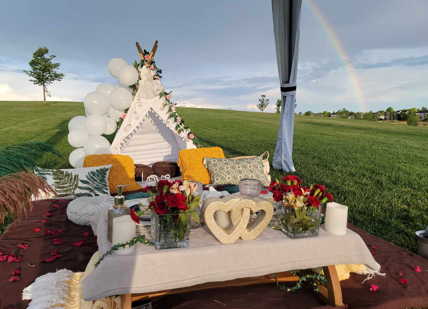 Foothills Picnics offers Fort Collins luxury picnics for dates, birthdays, engagements, anniversaries, and everything in-between. Perfect for couples, friends, and groups.