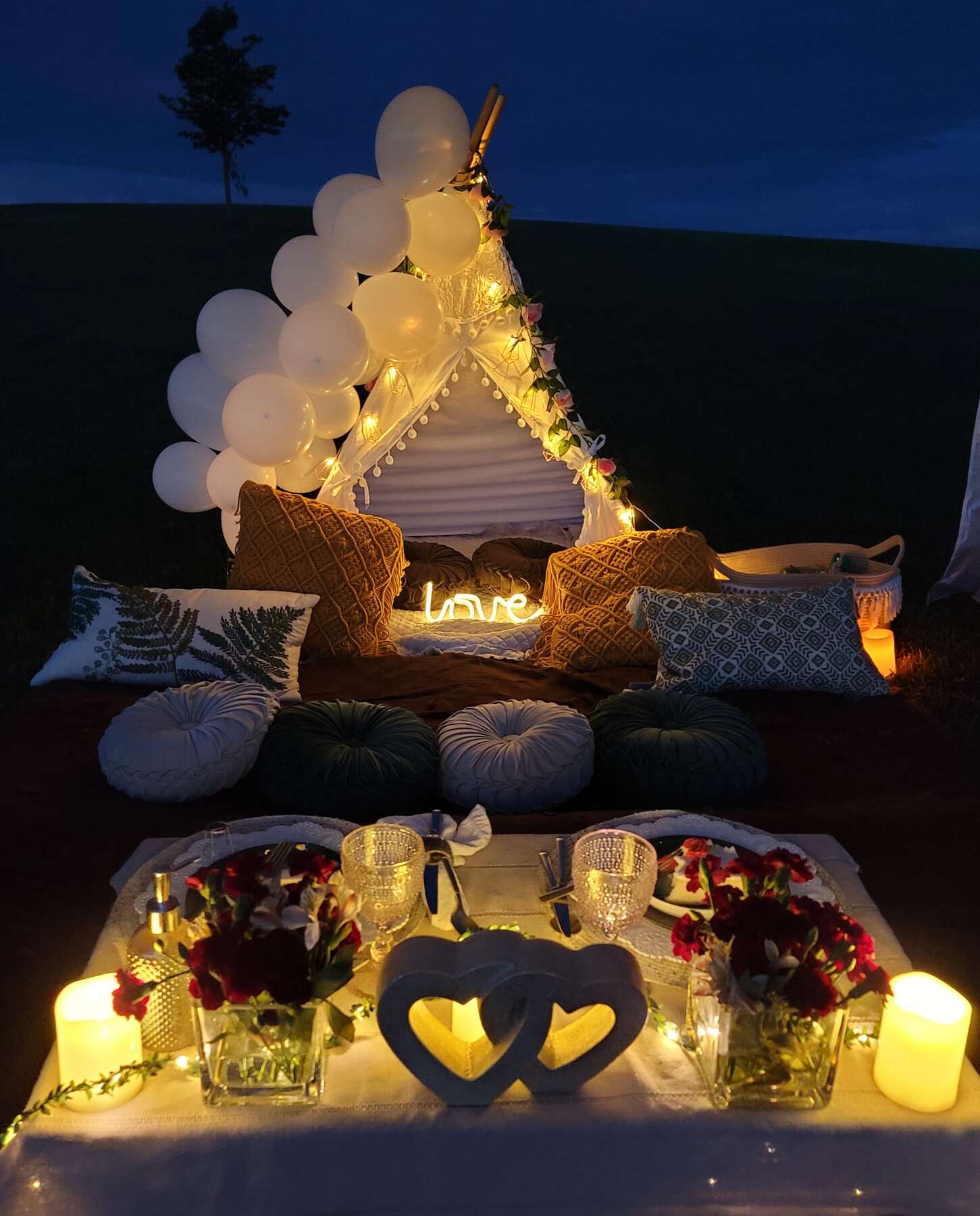 Foothills Picnics offers Fort Collins luxury picnics for dates, birthdays, engagements, anniversaries, and everything in-between. Perfect for couples, friends, and groups.