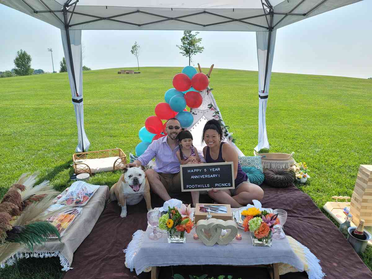 Foothills Picnics offers Fort Collins luxury picnics for dates, birthdays, engagements, anniversaries, and everything in-between. Perfect for couples, friends, and groups.