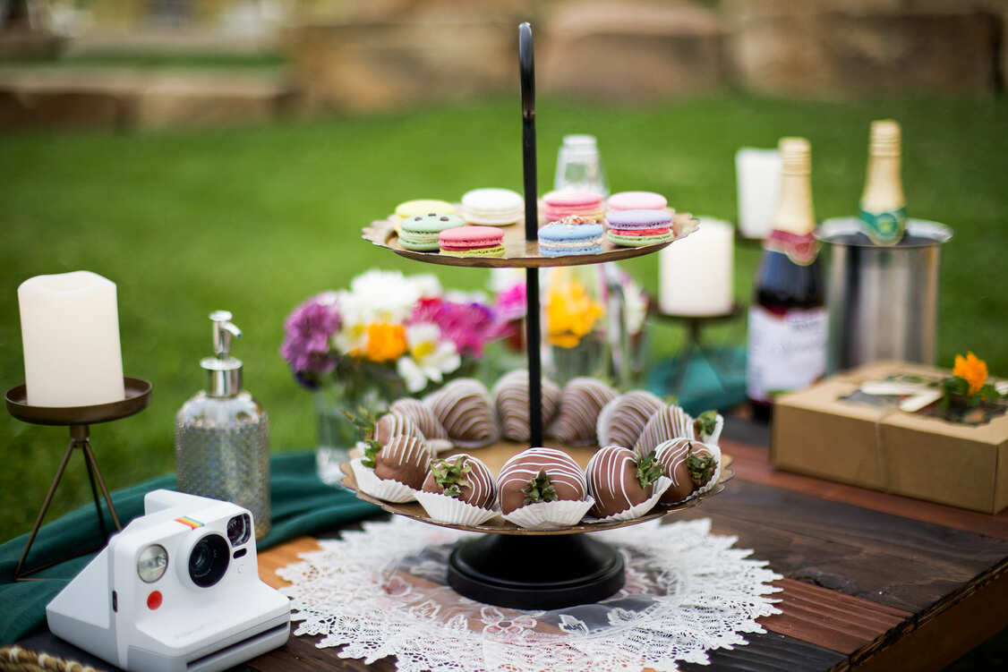 Foothills Picnics offers Fort Collins luxury picnics for dates, birthdays, engagements, anniversaries, and everything in-between. Perfect for couples, friends, and groups.