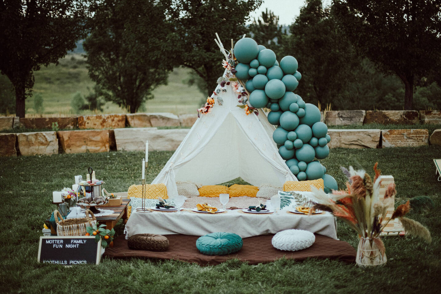Foothills Picnics offers Fort Collins luxury picnics for dates, birthdays, engagements, anniversaries, and everything in-between. Perfect for couples, friends, and groups.