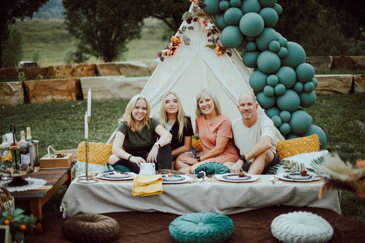 Foothills Picnics offers Fort Collins luxury picnics for dates, birthdays, engagements, anniversaries, and everything in-between. Perfect for couples, friends, and groups.