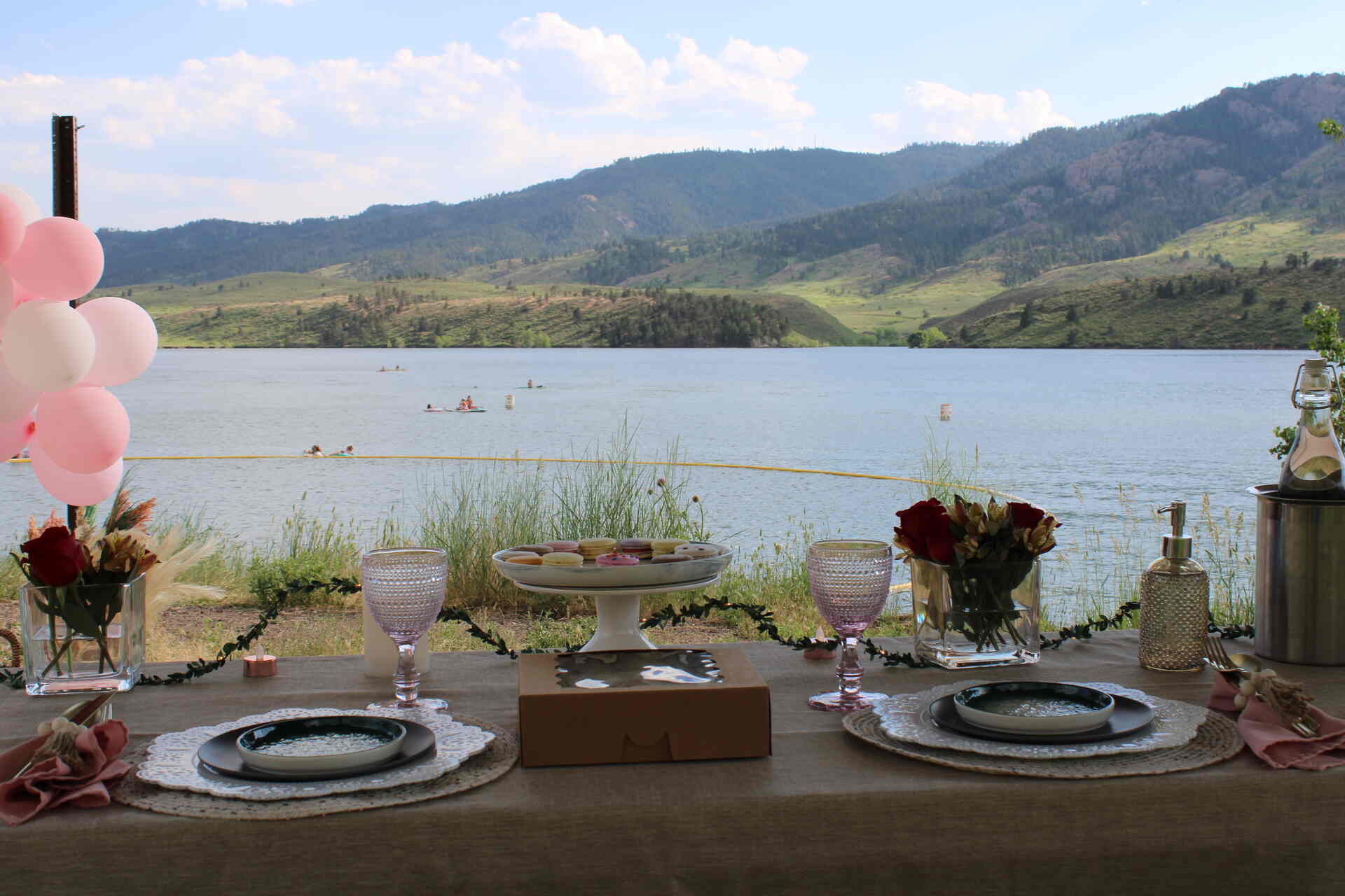 Foothills Picnics offers Fort Collins luxury picnics for dates, birthdays, engagements, anniversaries, and everything in-between. Perfect for couples, friends, and groups.