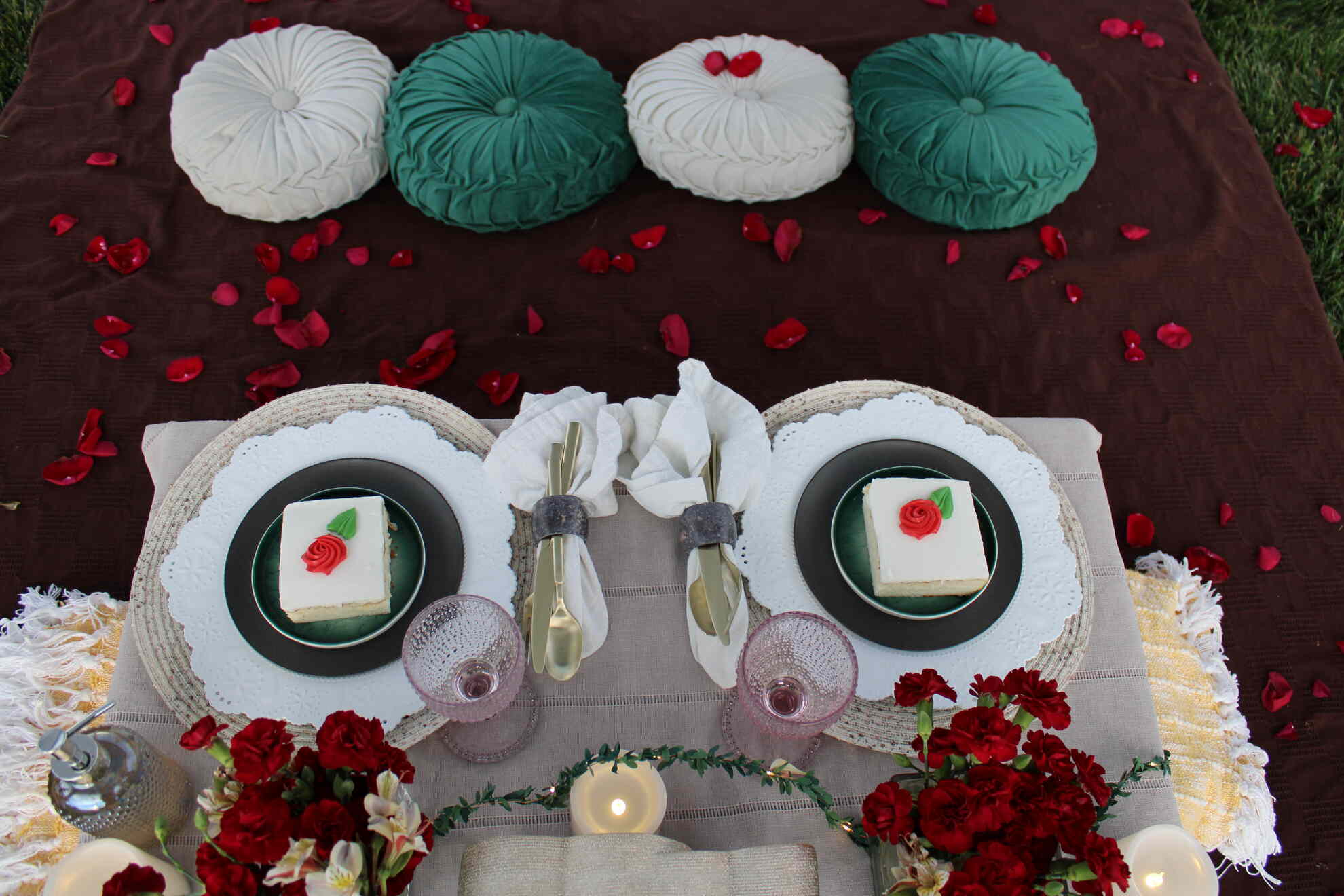 Foothills Picnics offers Fort Collins luxury picnics for dates, birthdays, engagements, anniversaries, and everything in-between. Perfect for couples, friends, and groups.