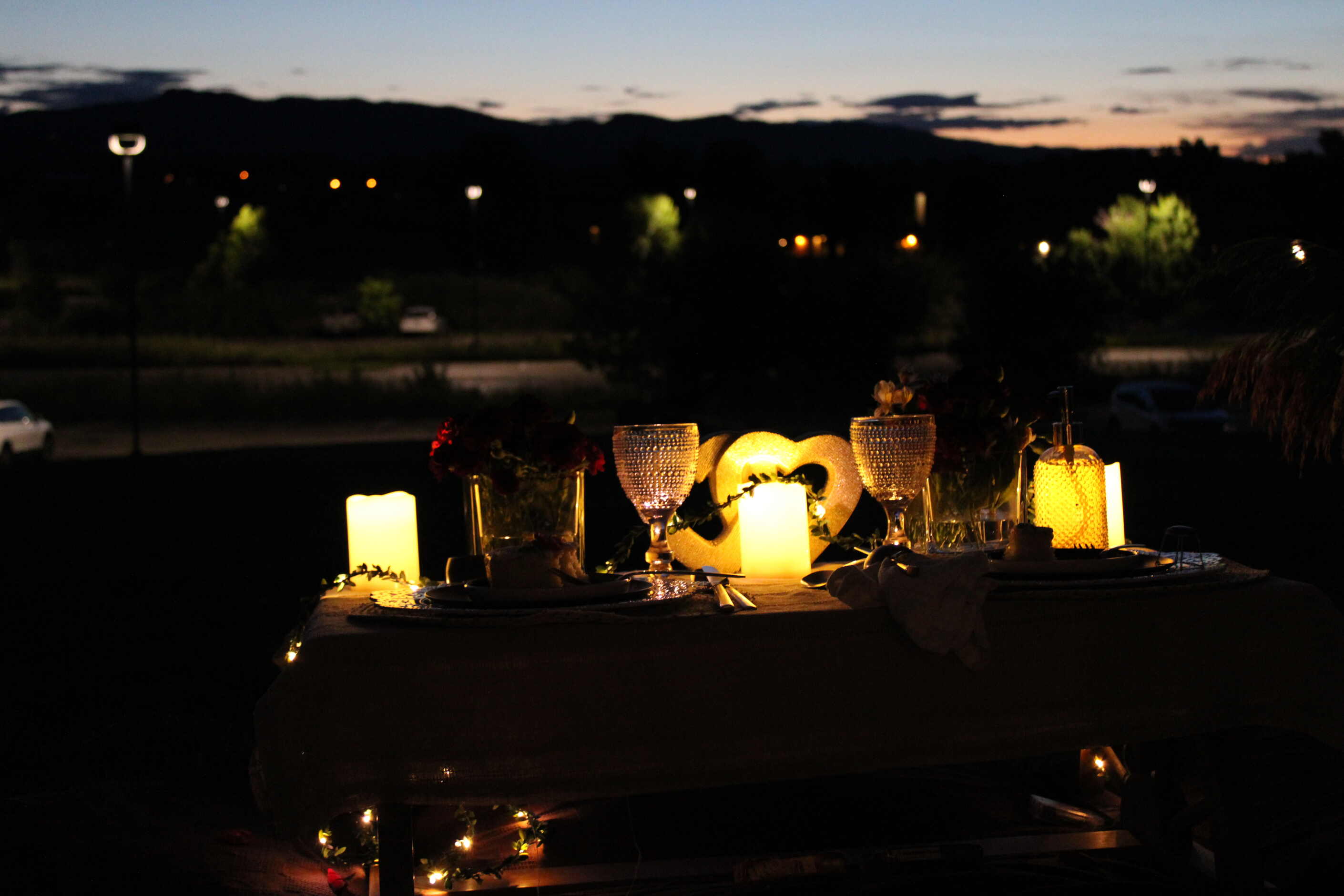 Foothills Picnics offers Fort Collins luxury picnics for dates, birthdays, engagements, anniversaries, and everything in-between. Perfect for couples, friends, and groups.