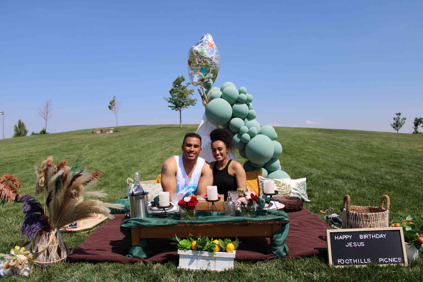 Foothills Picnics offers Fort Collins luxury picnics for dates, birthdays, engagements, anniversaries, and everything in-between. Perfect for couples, friends, and groups.