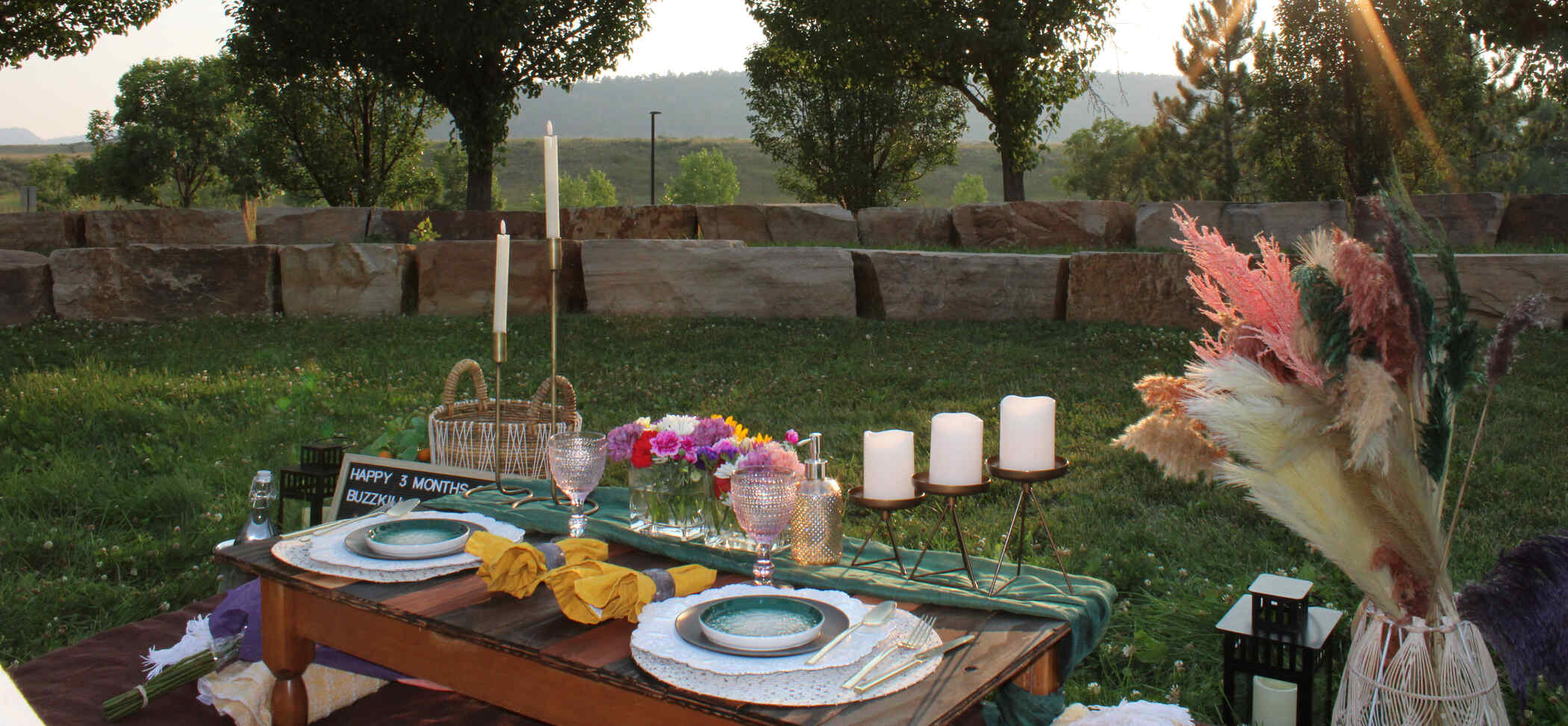 Foothills Picnics offers Fort Collins luxury picnics for dates, birthdays, engagements, anniversaries, and everything in-between. Perfect for couples, friends, and groups.