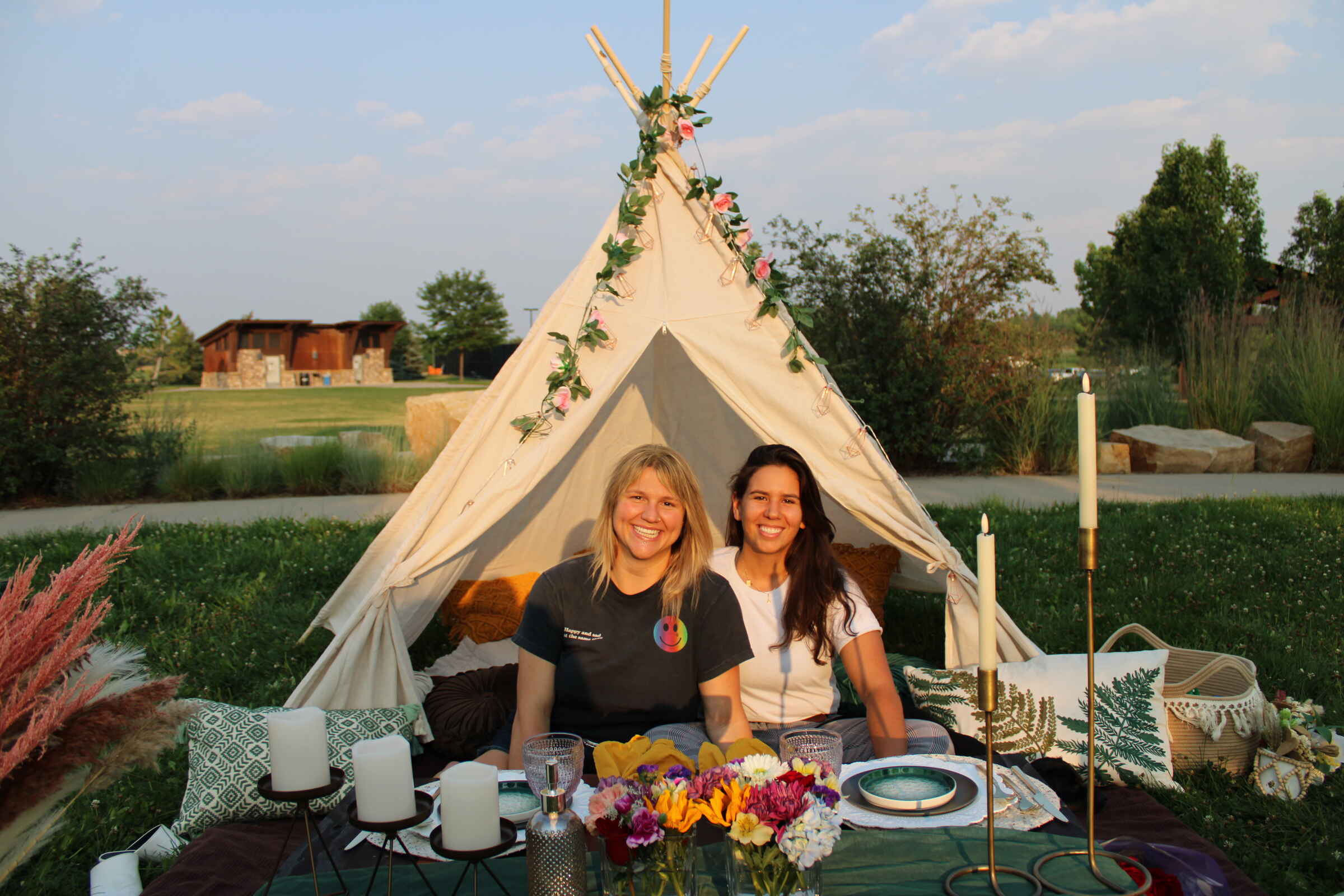Foothills Picnics offers Fort Collins luxury picnics for dates, birthdays, engagements, anniversaries, and everything in-between. Perfect for couples, friends, and groups.