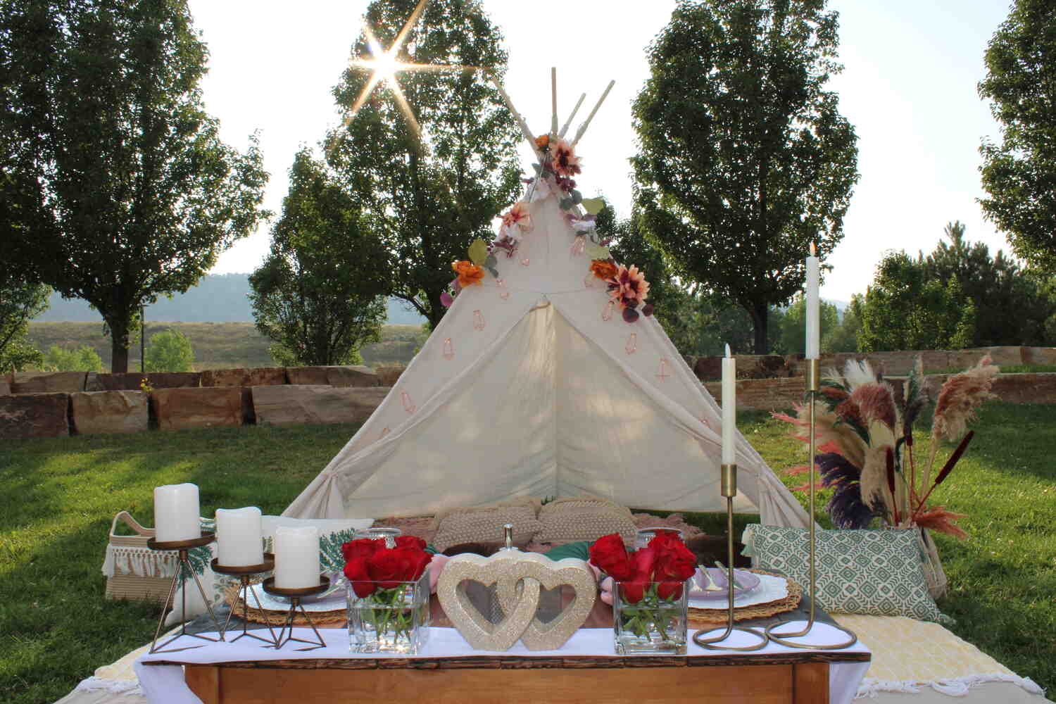 Foothills Picnics offers Fort Collins luxury picnics for dates, birthdays, engagements, anniversaries, and everything in-between. Perfect for couples, friends, and groups.