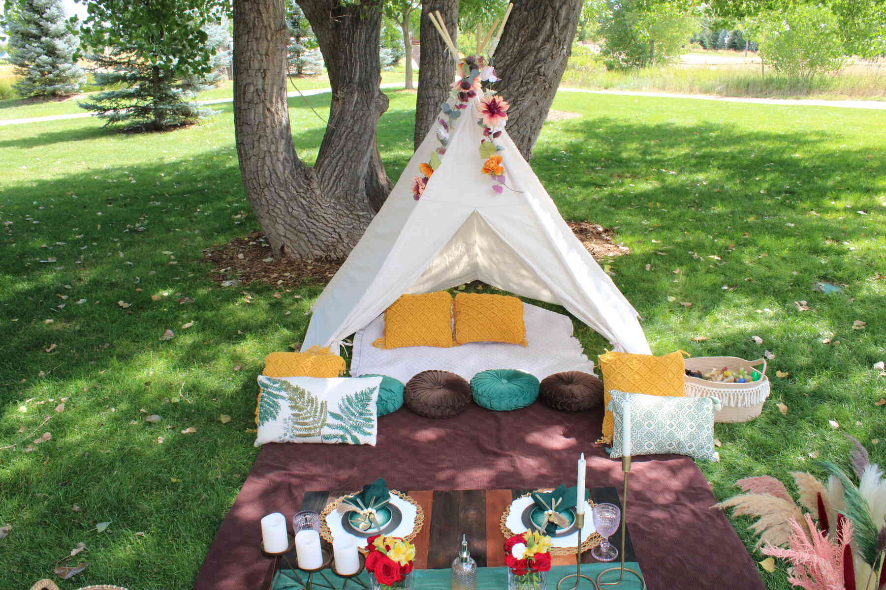 Foothills Picnics offers Fort Collins luxury picnics for dates, birthdays, engagements, anniversaries, and everything in-between. Perfect for couples, friends, and groups.