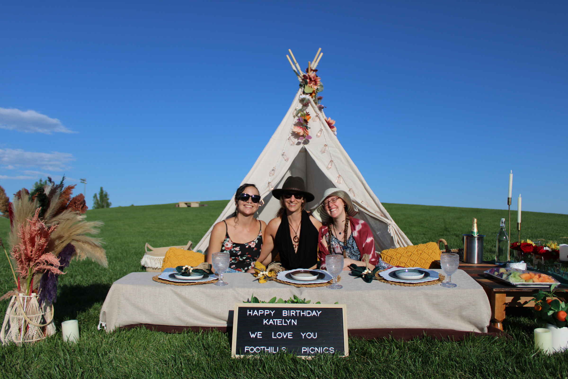 Foothills Picnics offers Fort Collins luxury picnics for dates, birthdays, engagements, anniversaries, and everything in-between. Perfect for couples, friends, and groups.