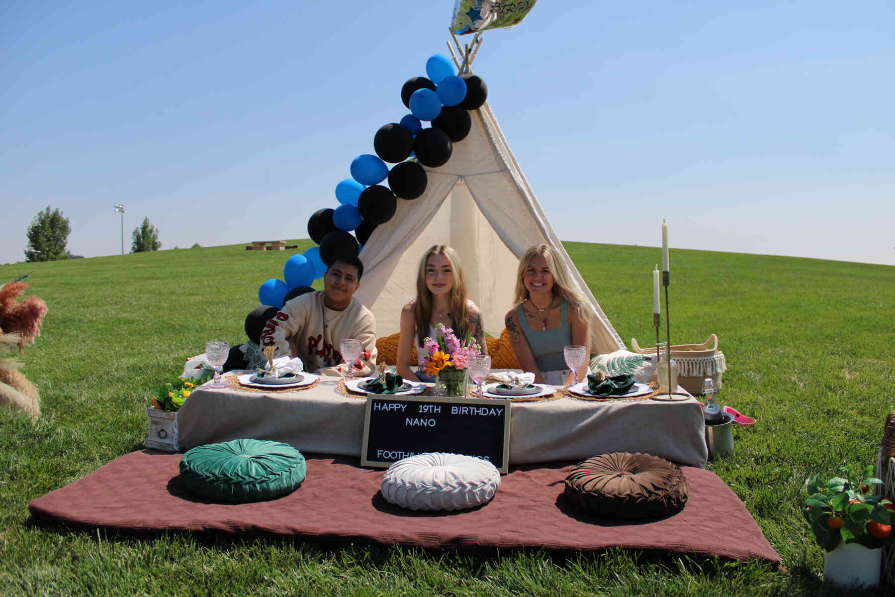Foothills Picnics offers Fort Collins luxury picnics for dates, birthdays, engagements, anniversaries, and everything in-between. Perfect for couples, friends, and groups.
