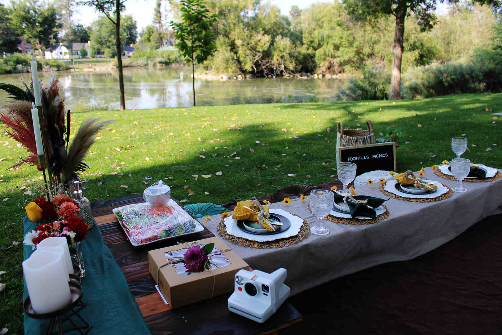 Foothills Picnics offers Fort Collins luxury picnics for dates, birthdays, engagements, anniversaries, and everything in-between. Perfect for couples, friends, and groups.