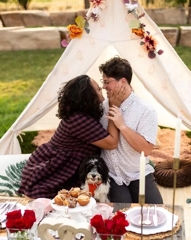 Foothills Picnics offers Fort Collins luxury picnics for dates, birthdays, engagements, anniversaries, and everything in-between. Perfect for couples, friends, and groups.