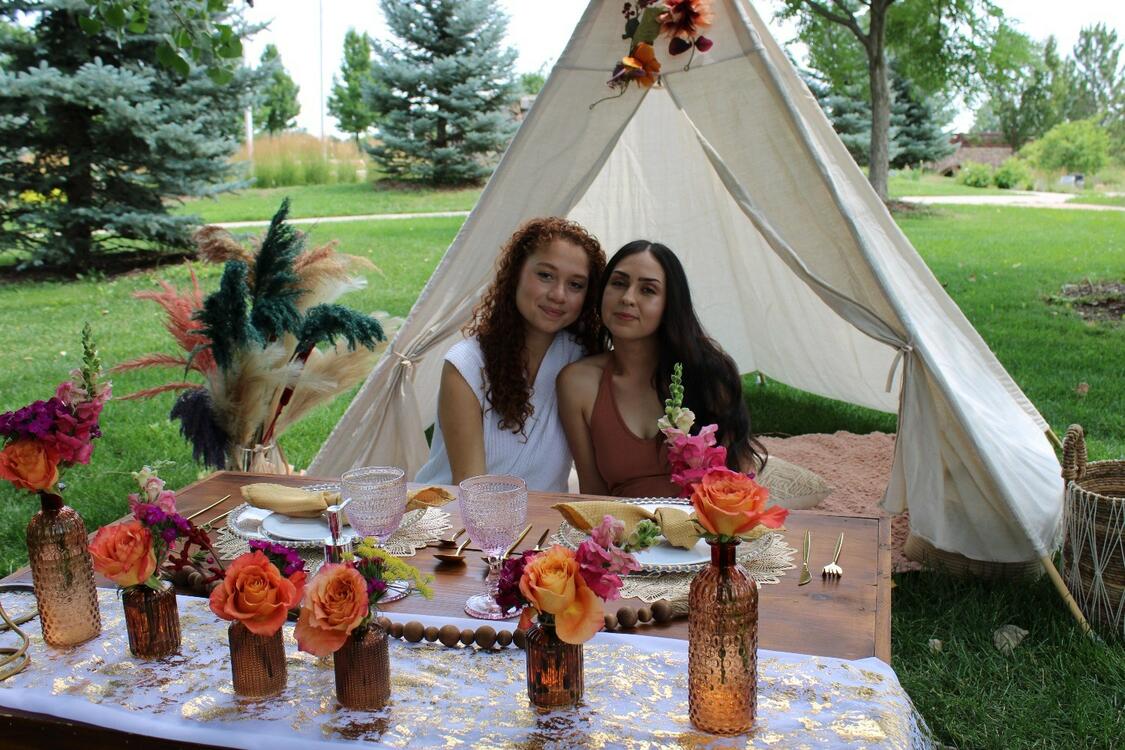 Foothills Picnics offers Fort Collins luxury picnics for dates, birthdays, engagements, anniversaries, and everything in-between. Perfect for couples, friends, and groups.