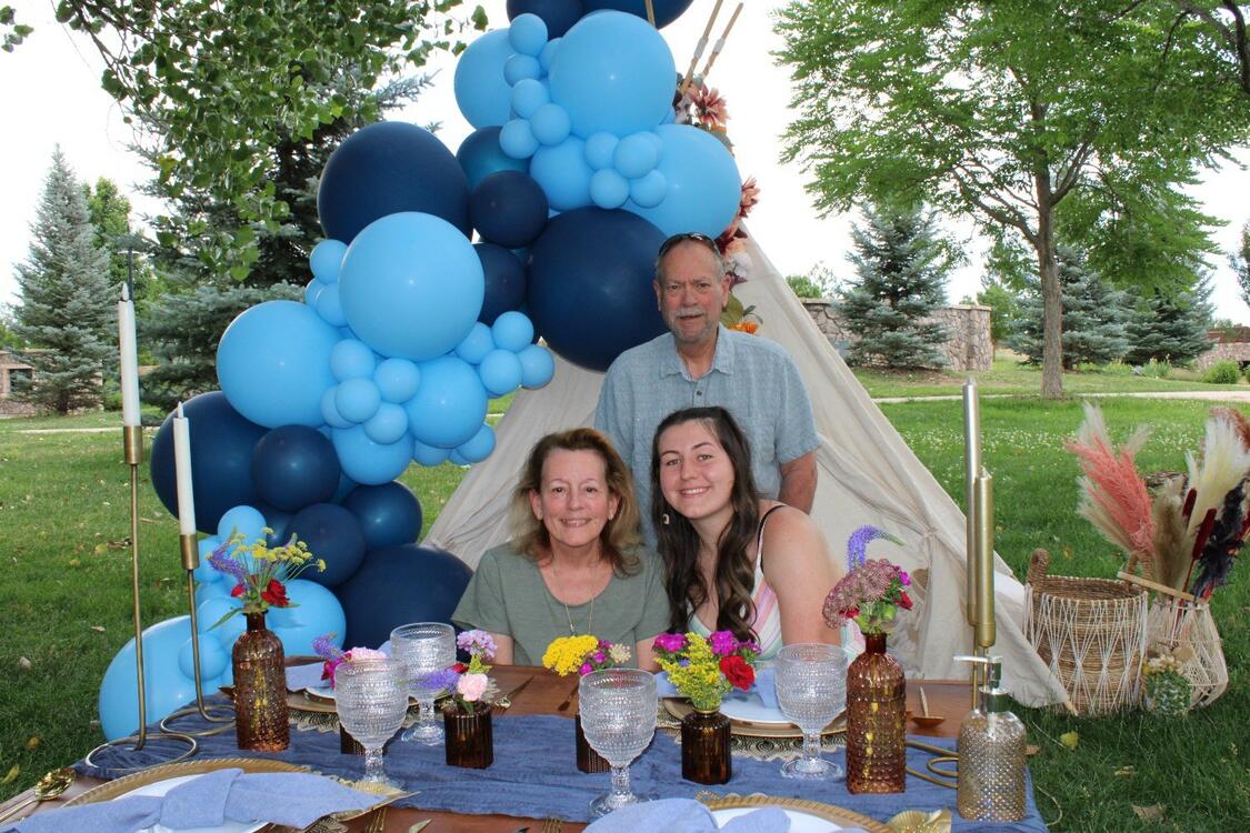 Foothills Picnics offers Fort Collins luxury picnics for dates, birthdays, engagements, anniversaries, and everything in-between. Perfect for couples, friends, and groups.