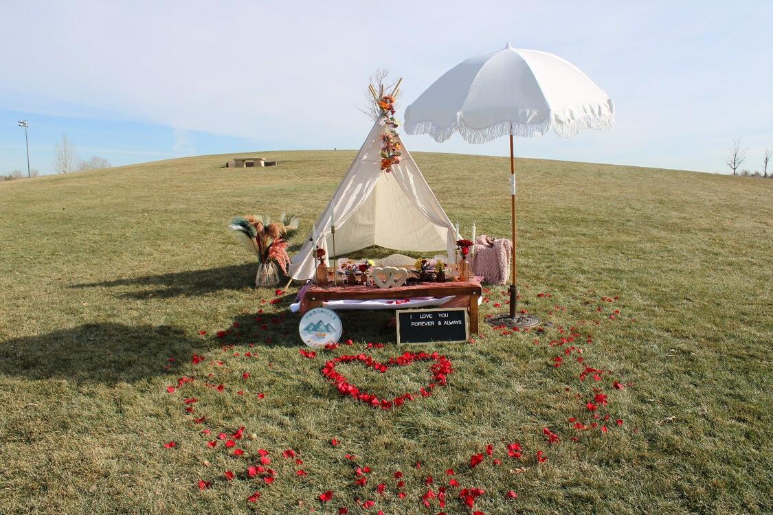 Foothills Picnics offers Fort Collins luxury picnics for dates, birthdays, engagements, anniversaries, and everything in-between. Perfect for couples, friends, and groups.