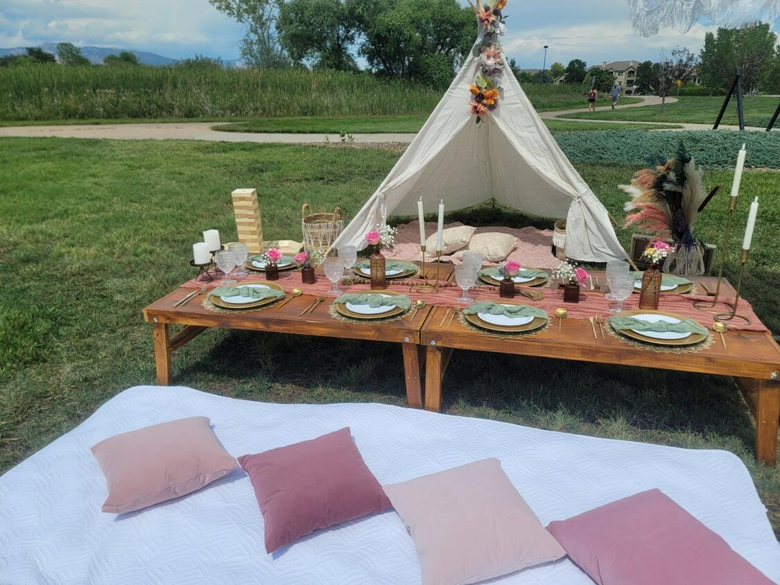 Foothills Picnics offers Fort Collins luxury picnics for dates, birthdays, engagements, anniversaries, and everything in-between. Perfect for couples, friends, and groups.