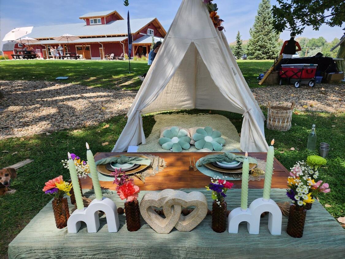 Foothills Picnics offers Fort Collins luxury picnics for dates, birthdays, engagements, anniversaries, and everything in-between. Perfect for couples, friends, and groups.