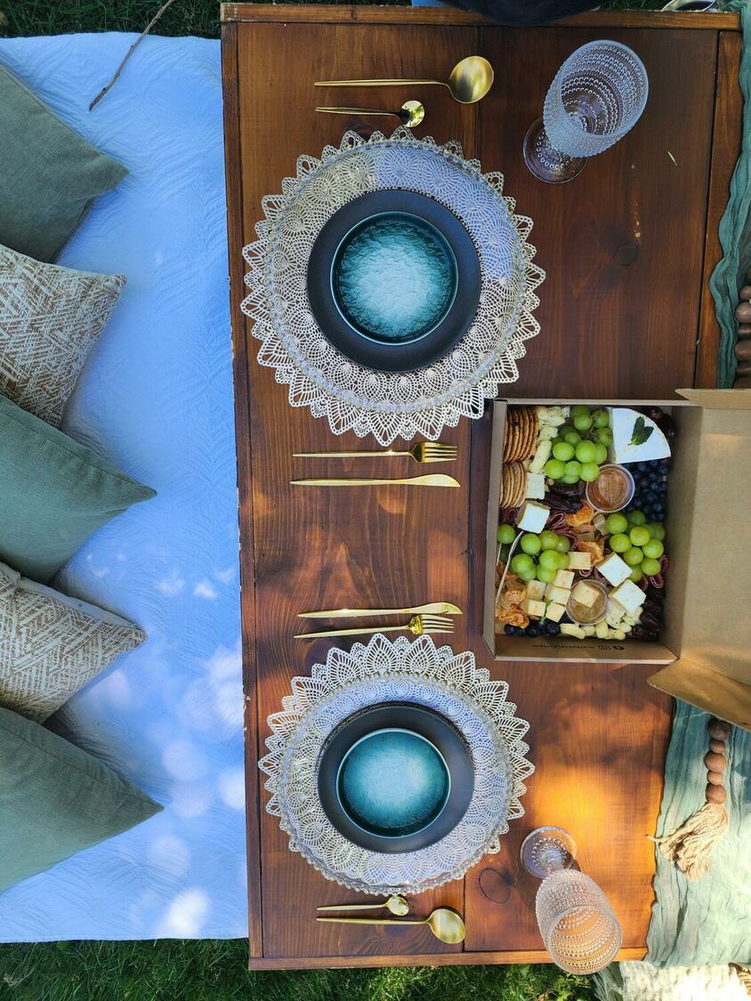 Foothills Picnics offers Fort Collins luxury picnics for dates, birthdays, engagements, anniversaries, and everything in-between. Perfect for couples, friends, and groups.