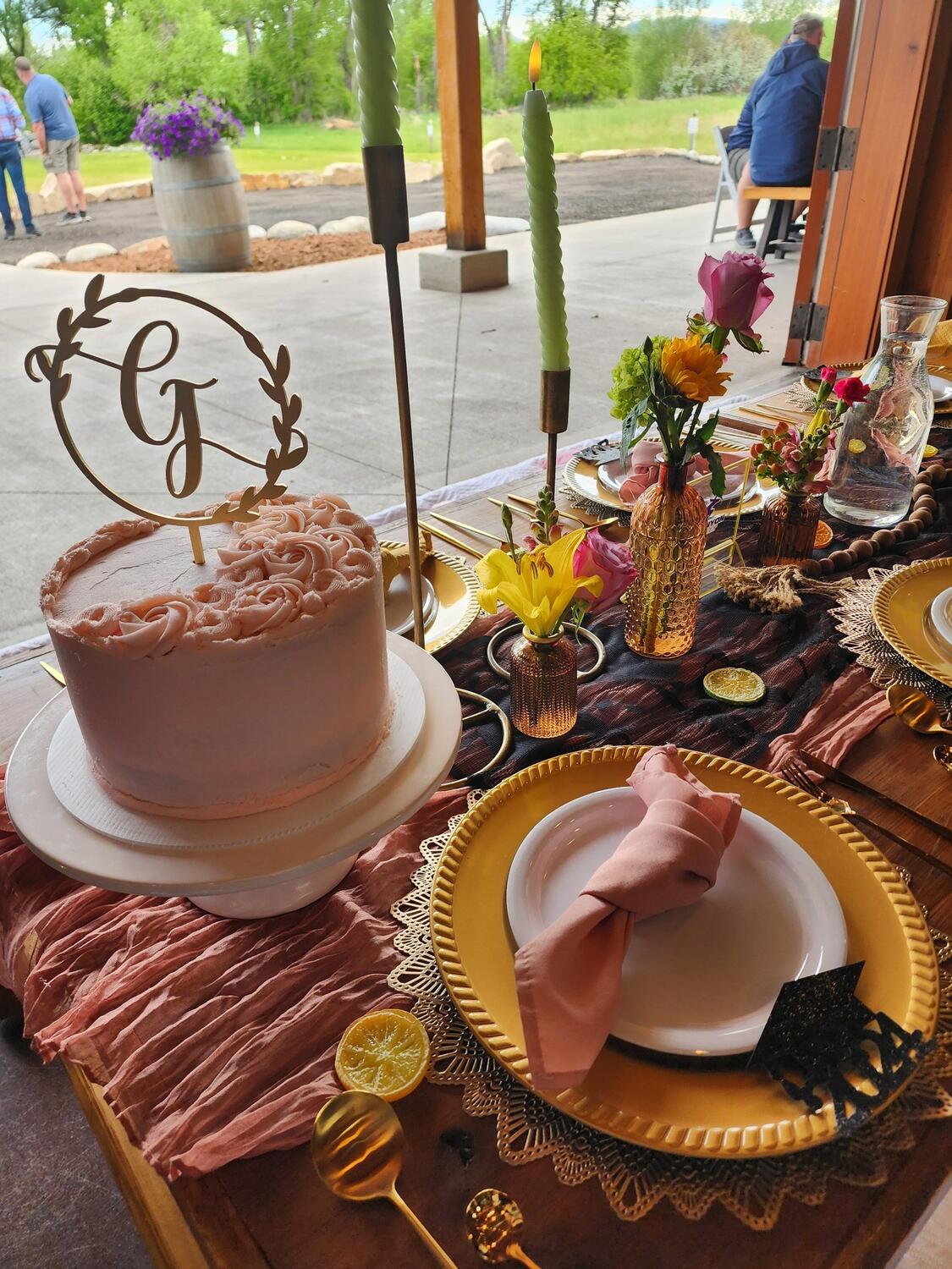 Foothills Picnics offers Fort Collins luxury picnics for dates, birthdays, engagements, anniversaries, and everything in-between. Perfect for couples, friends, and groups.
