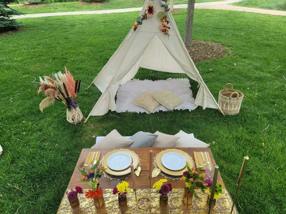 Foothills Picnics offers Fort Collins luxury picnics for dates, birthdays, engagements, anniversaries, and everything in-between. Perfect for couples, friends, and groups.