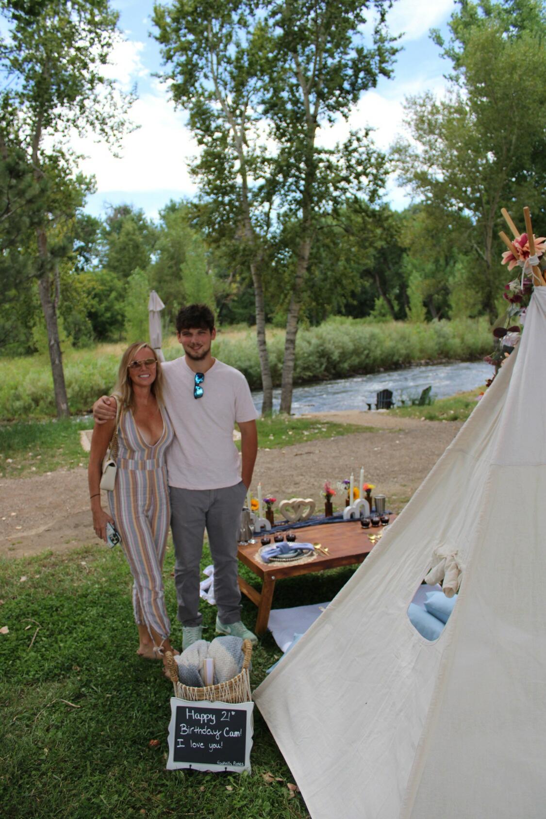 Foothills Picnics offers Fort Collins luxury picnics for dates, birthdays, engagements, anniversaries, and everything in-between. Perfect for couples, friends, and groups.