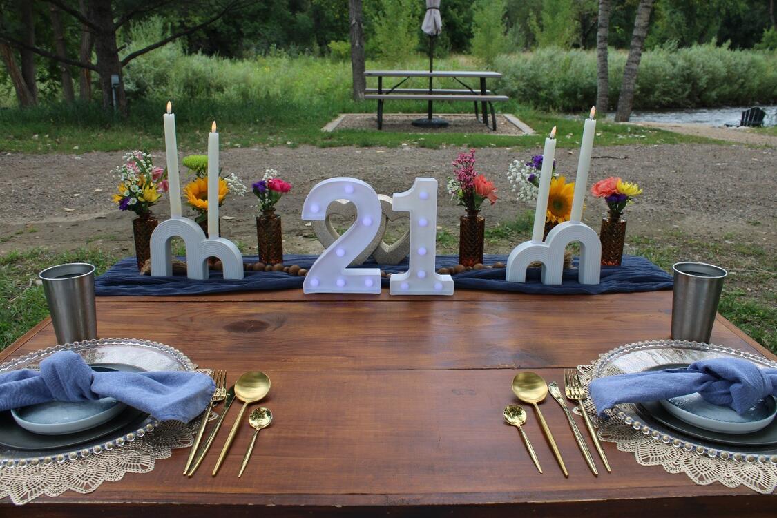 Foothills Picnics offers Fort Collins luxury picnics for dates, birthdays, engagements, anniversaries, and everything in-between. Perfect for couples, friends, and groups.