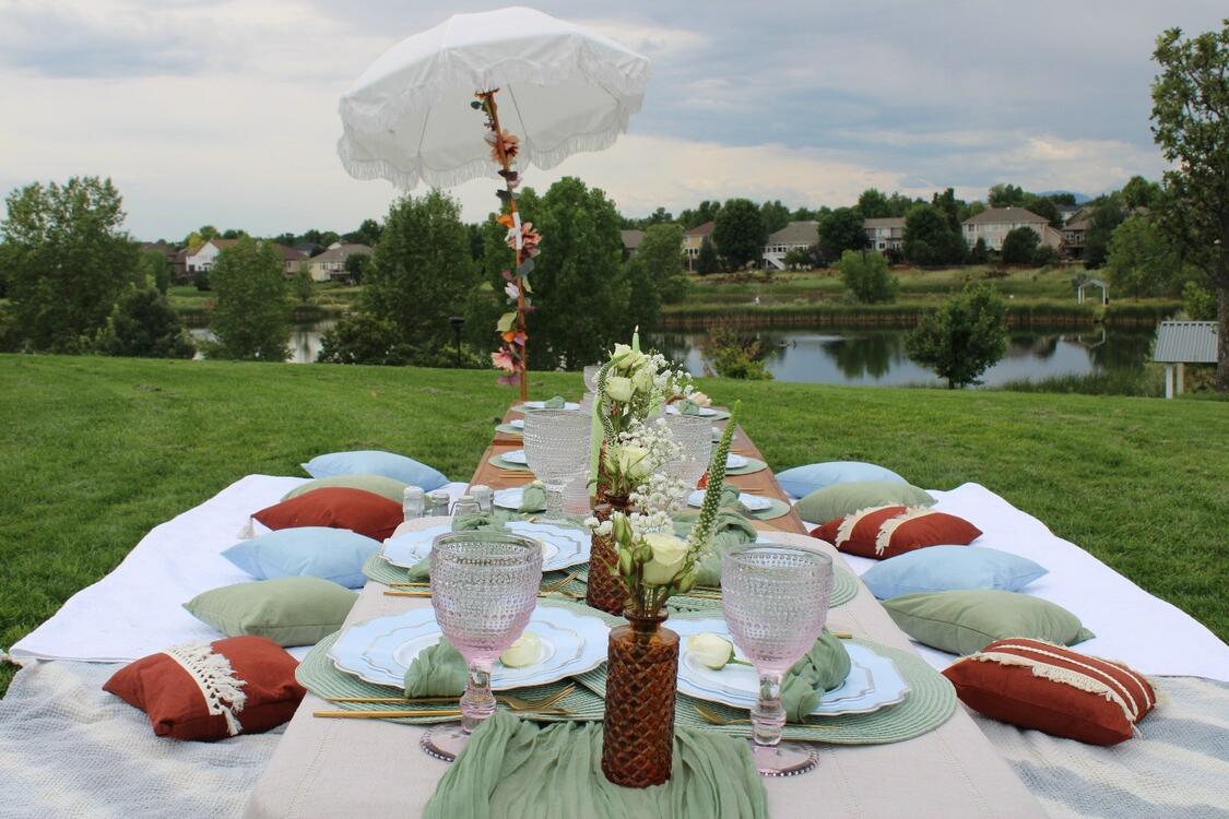 Foothills Picnics offers Fort Collins luxury picnics for dates, birthdays, engagements, anniversaries, and everything in-between. Perfect for couples, friends, and groups.