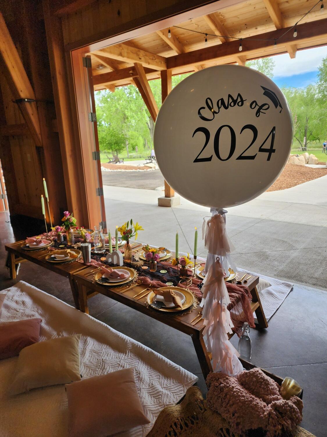 Foothills Picnics offers Fort Collins luxury picnics for dates, birthdays, engagements, anniversaries, and everything in-between. Perfect for couples, friends, and groups.