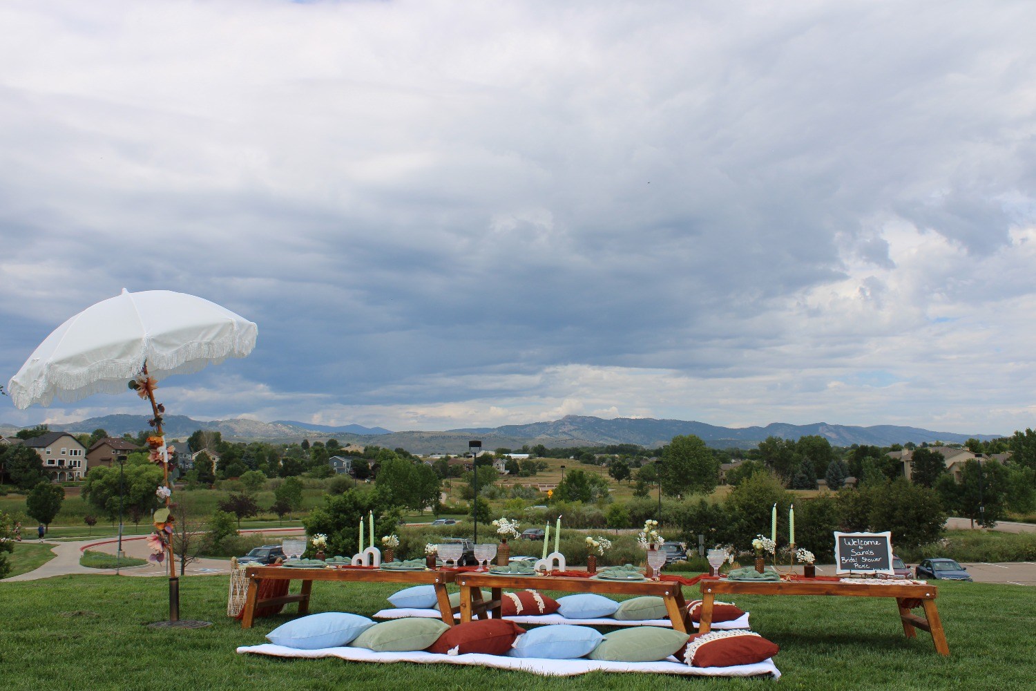 Foothills Picnics offers Fort Collins luxury picnics for dates, birthdays, engagements, anniversaries, and everything in-between. Perfect for couples, friends, and groups.