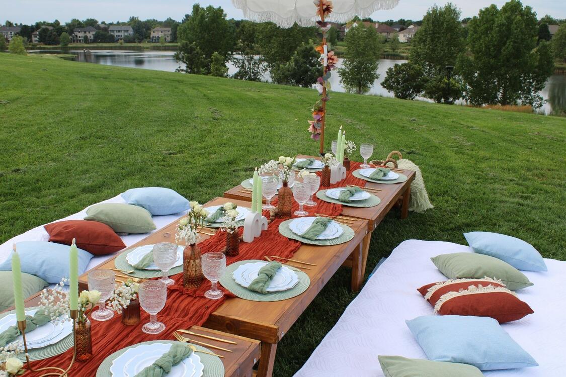 Foothills Picnics offers Fort Collins luxury picnics for dates, birthdays, engagements, anniversaries, and everything in-between. Perfect for couples, friends, and groups.