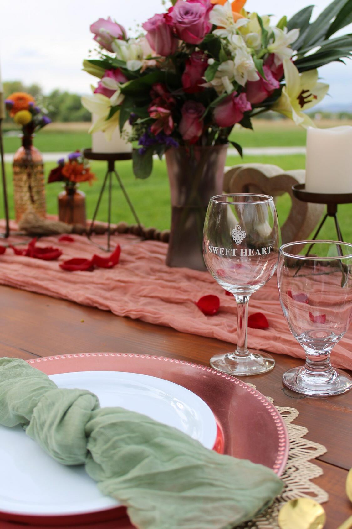 Foothills Picnics offers Fort Collins luxury picnics for dates, birthdays, engagements, anniversaries, and everything in-between. Perfect for couples, friends, and groups.