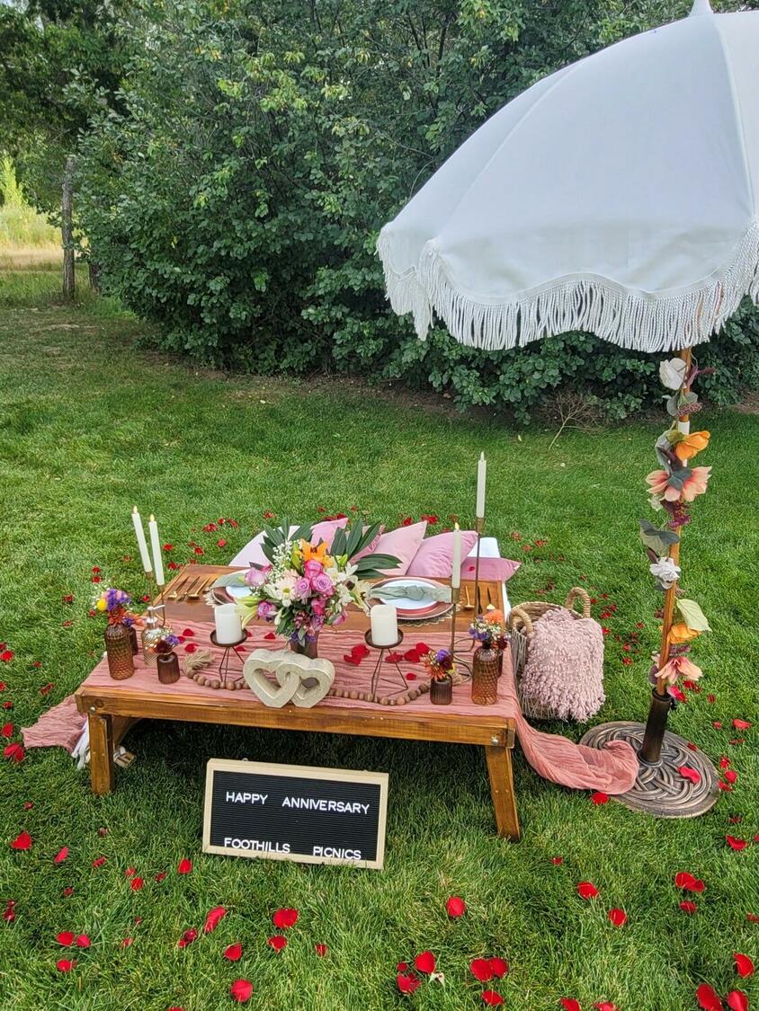 Foothills Picnics offers Fort Collins luxury picnics for dates, birthdays, engagements, anniversaries, and everything in-between. Perfect for couples, friends, and groups.