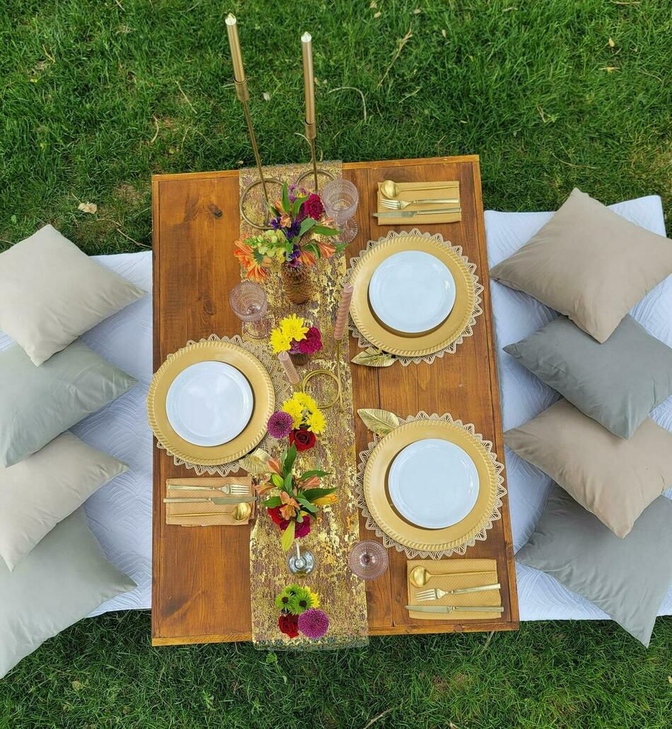 Foothills Picnics offers Fort Collins luxury picnics for dates, birthdays, engagements, anniversaries, and everything in-between. Perfect for couples, friends, and groups.
