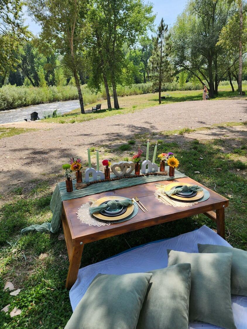 Foothills Picnics offers Fort Collins luxury picnics for dates, birthdays, engagements, anniversaries, and everything in-between. Perfect for couples, friends, and groups.