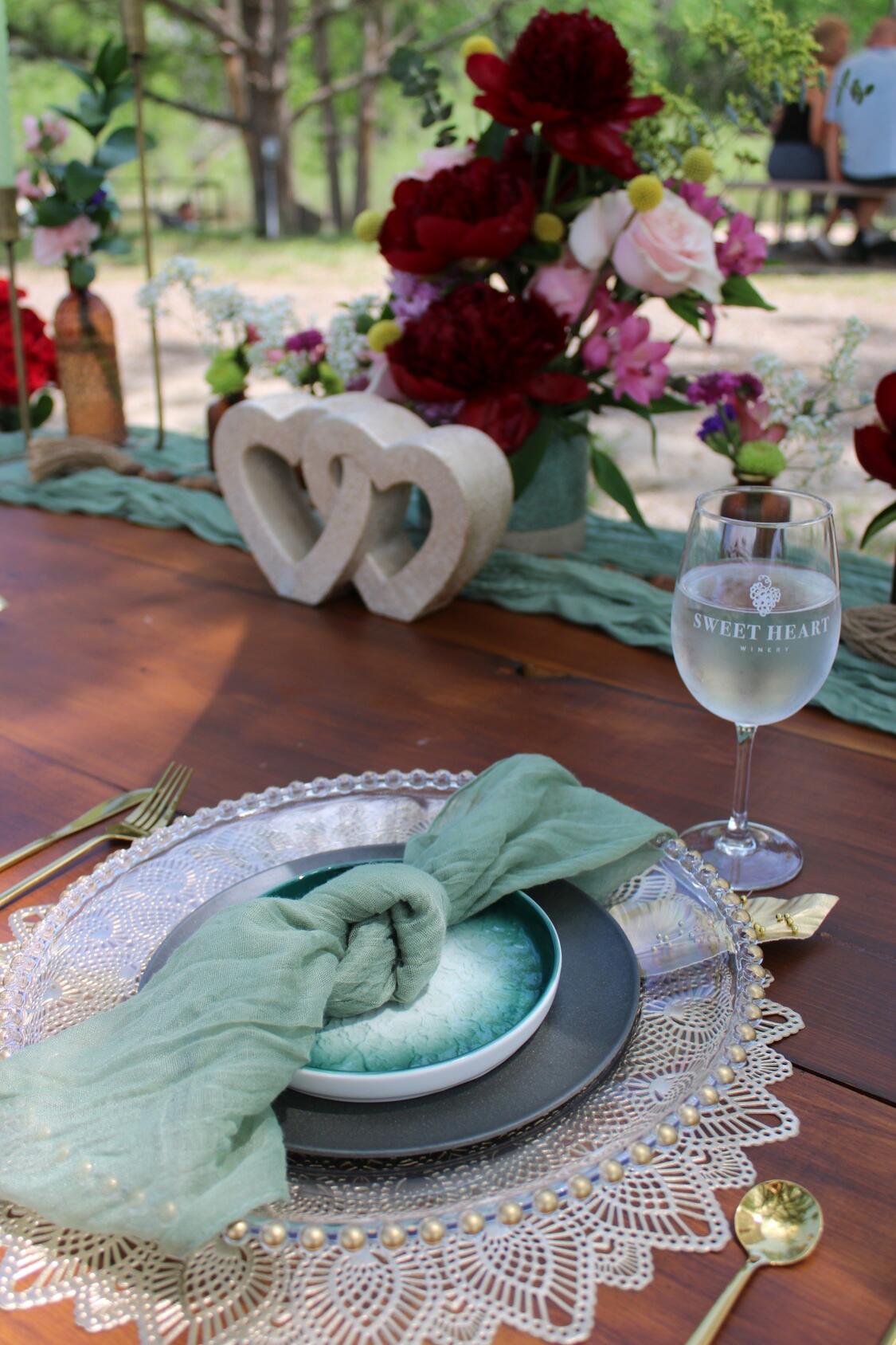 Foothills Picnics offers Fort Collins luxury picnics for dates, birthdays, engagements, anniversaries, and everything in-between. Perfect for couples, friends, and groups.