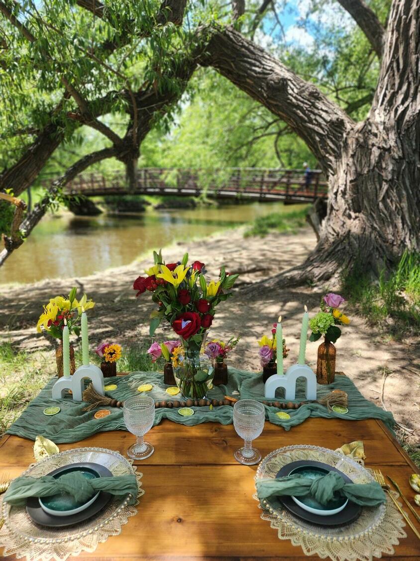 Foothills Picnics offers Fort Collins luxury picnics for dates, birthdays, engagements, anniversaries, and everything in-between. Perfect for couples, friends, and groups.