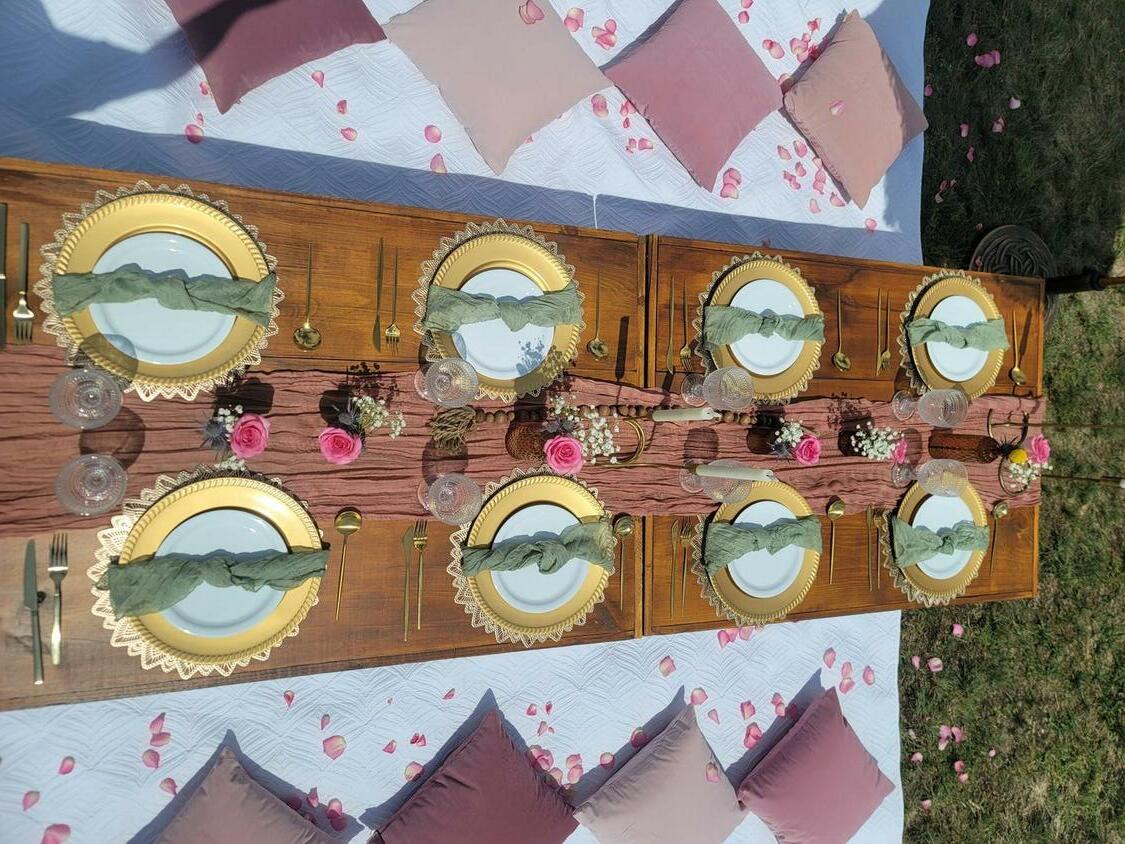 Foothills Picnics offers Fort Collins luxury picnics for dates, birthdays, engagements, anniversaries, and everything in-between. Perfect for couples, friends, and groups.