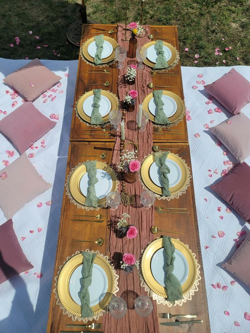 Foothills Picnics offers Fort Collins luxury picnics for dates, birthdays, engagements, anniversaries, and everything in-between. Perfect for couples, friends, and groups.