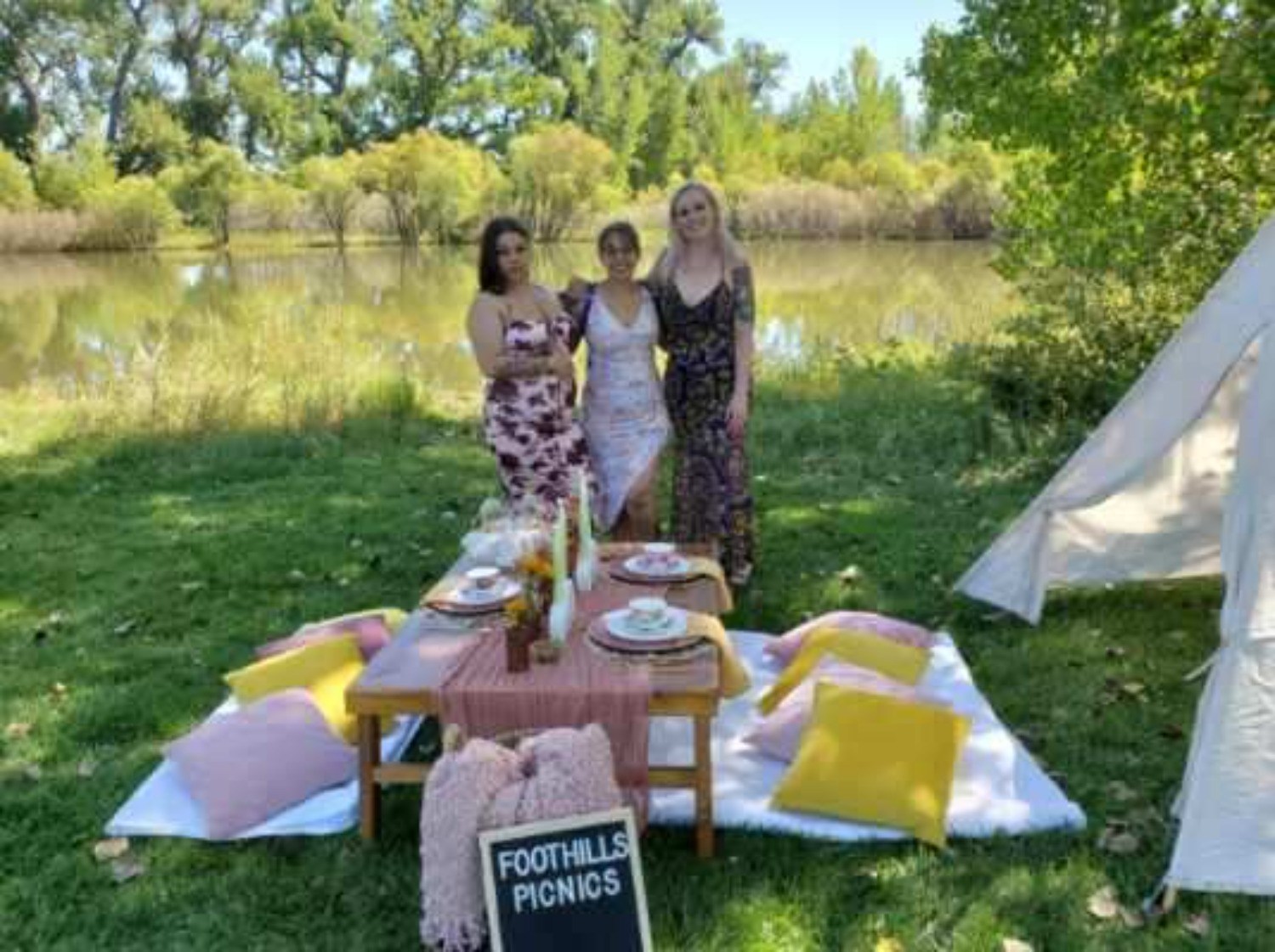 Foothills Picnics offers Fort Collins luxury picnics for dates, birthdays, engagements, anniversaries, and everything in-between. Perfect for couples, friends, and groups.